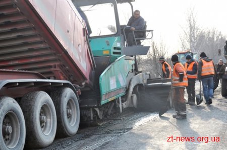 На мосту у Рудні-Пошті кладуть асфальт