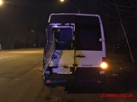 У Житомирі зіткнулися вантажний автомобіль «Renault» та мікроавтобус «Mercedes»
