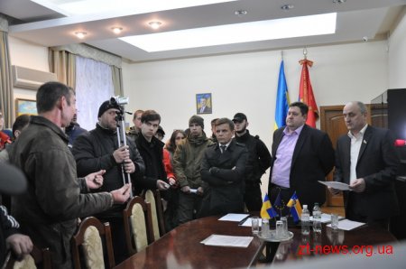 В кабінет голови ОДА зійшлися з півсотні активістів