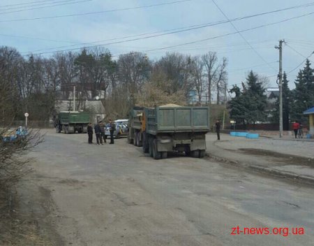 Поблизу Житомира затримали 7 вантажівок з піском
