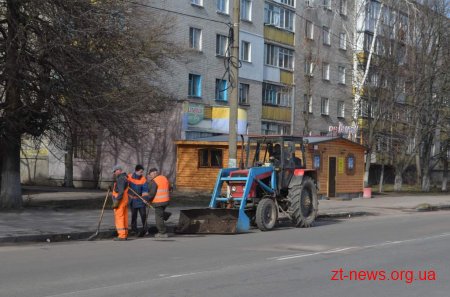 Комунальні служби міста продовжують роботу з прибирання Житомира