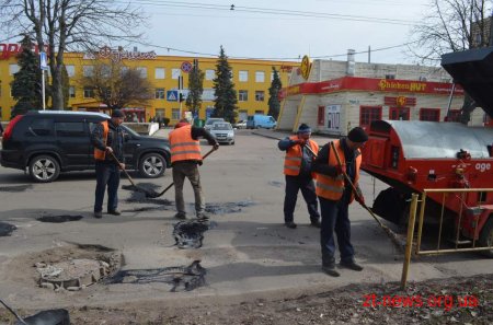 Комунальні служби міста продовжують роботу з прибирання Житомира