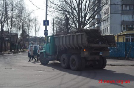 Комунальні служби міста продовжують роботу з прибирання Житомира