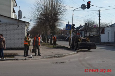 Комунальні служби міста продовжують роботу з прибирання Житомира