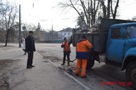 Комунальні служби міста продовжують роботу з прибирання Житомира