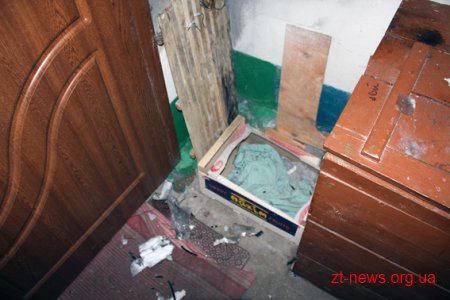 Житомирянка виявила біля своєї квартири підозрілий предмет