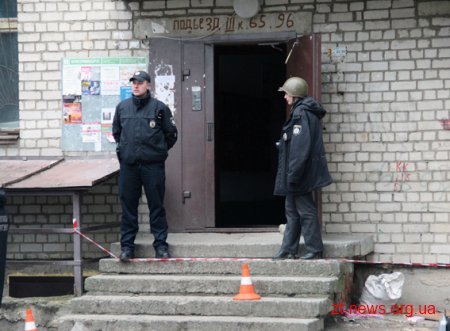 Житомирянка виявила біля своєї квартири підозрілий предмет