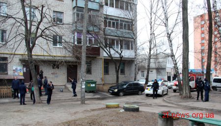 Житомирянка виявила біля своєї квартири підозрілий предмет