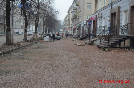 На вул. Київській відновили роботи з укладання плитки