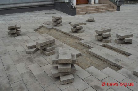 На вул. Київській відновили роботи з укладання плитки