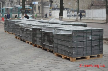 На вул. Київській відновили роботи з укладання плитки