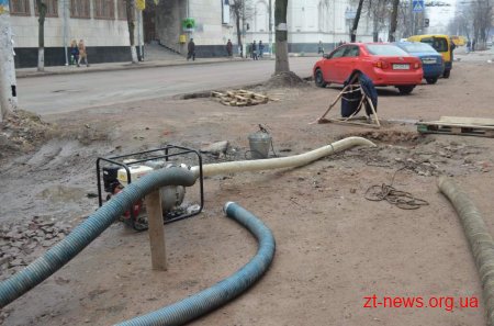 На вул. Київській відновили роботи з укладання плитки