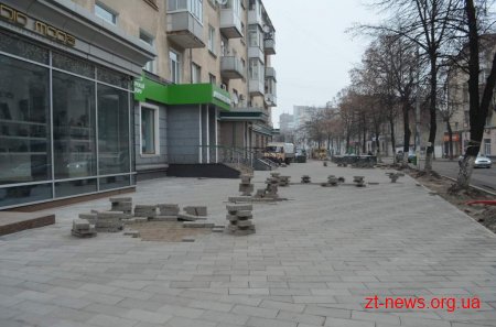 На вул. Київській відновили роботи з укладання плитки