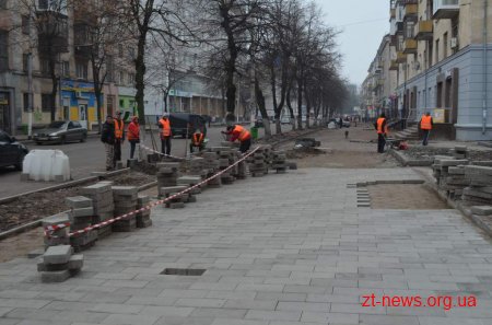 На вул. Київській відновили роботи з укладання плитки