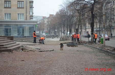На вул. Київській відновили роботи з укладання плитки