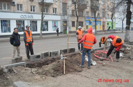 На вул. Київській відновили роботи з укладання плитки