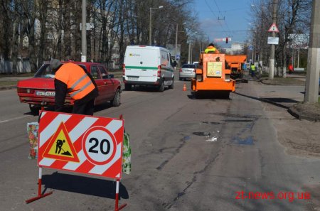 Сьогодні для усунення аварійних вибоїн на дороги міста виїхали 6 бригад