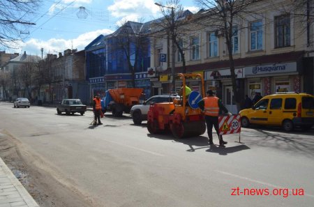 Сьогодні для усунення аварійних вибоїн на дороги міста виїхали 6 бригад