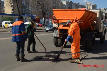 Сьогодні для усунення аварійних вибоїн на дороги міста виїхали 6 бригад