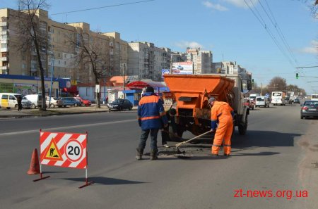 Сьогодні для усунення аварійних вибоїн на дороги міста виїхали 6 бригад