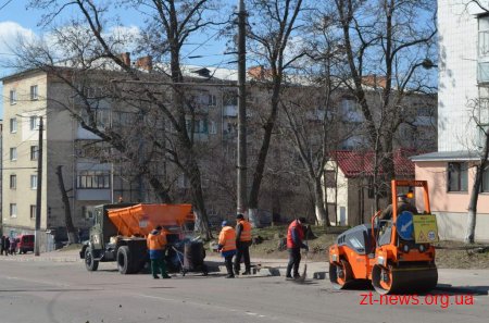 Сьогодні для усунення аварійних вибоїн на дороги міста виїхали 6 бригад
