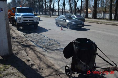 Сьогодні для усунення аварійних вибоїн на дороги міста виїхали 6 бригад