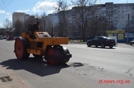 Сьогодні для усунення аварійних вибоїн на дороги міста виїхали 6 бригад