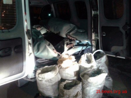 У Бердичеві поліцейські зупинили автомобіль в якому перевозили 6 мішків з рибою і раками