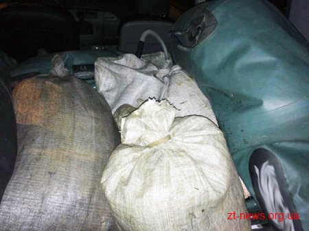 У Бердичеві поліцейські зупинили автомобіль в якому перевозили 6 мішків з рибою і раками