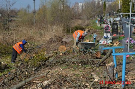 Комунальники розпочали прибирання міських кладовищ