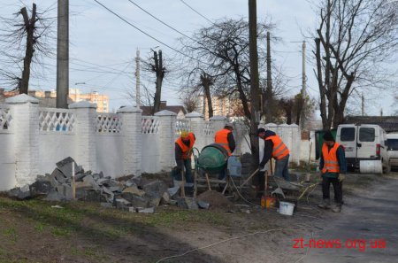 Комунальники розпочали прибирання міських кладовищ