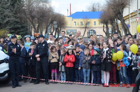Сотні дітей долучилися до флешмобу з безпеки дорожнього руху