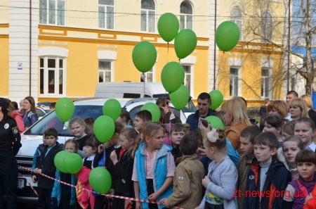 Сотні дітей долучилися до флешмобу з безпеки дорожнього руху