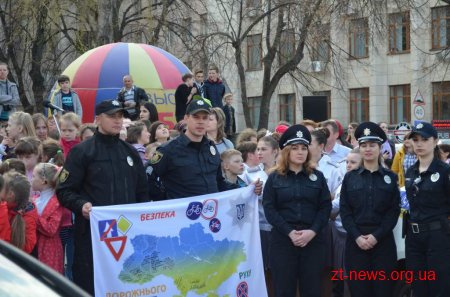 Сотні дітей долучилися до флешмобу з безпеки дорожнього руху