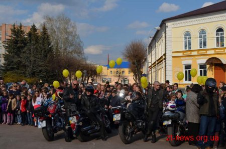 Сотні дітей долучилися до флешмобу з безпеки дорожнього руху