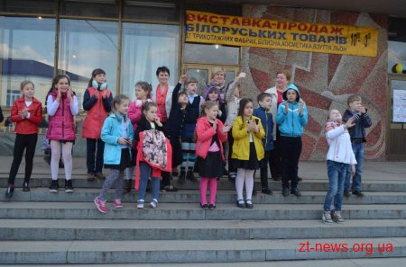 Сотні дітей долучилися до флешмобу з безпеки дорожнього руху