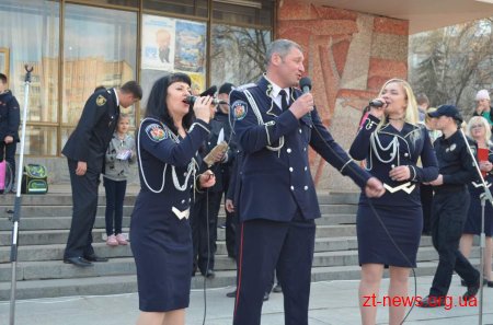 Сотні дітей долучилися до флешмобу з безпеки дорожнього руху