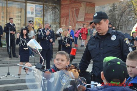 Сотні дітей долучилися до флешмобу з безпеки дорожнього руху