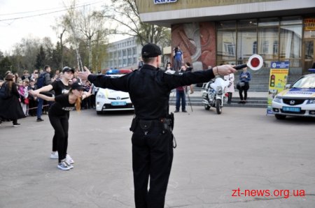 Сотні дітей долучилися до флешмобу з безпеки дорожнього руху