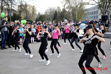 Сотні дітей долучилися до флешмобу з безпеки дорожнього руху