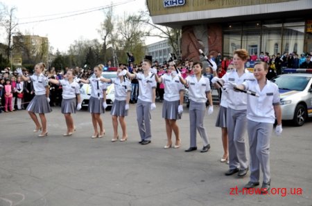 Сотні дітей долучилися до флешмобу з безпеки дорожнього руху