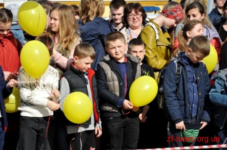 Сотні дітей долучилися до флешмобу з безпеки дорожнього руху