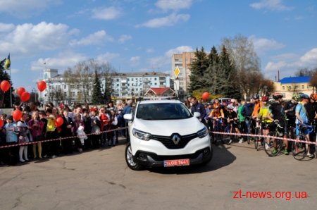 Сотні дітей долучилися до флешмобу з безпеки дорожнього руху