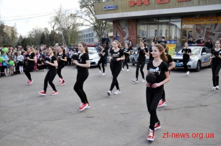 Сотні дітей долучилися до флешмобу з безпеки дорожнього руху
