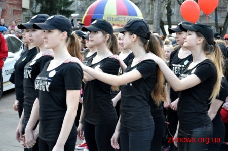 Сотні дітей долучилися до флешмобу з безпеки дорожнього руху