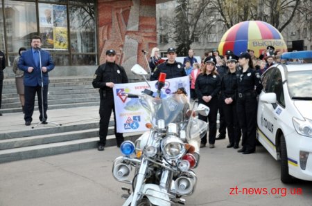 Сотні дітей долучилися до флешмобу з безпеки дорожнього руху