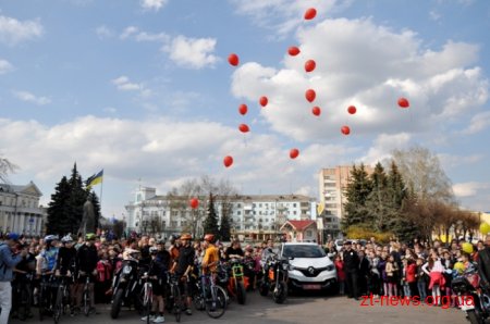 Сотні дітей долучилися до флешмобу з безпеки дорожнього руху