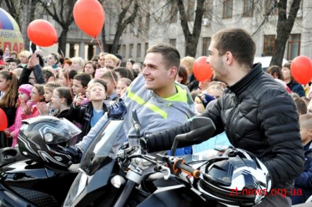 Сотні дітей долучилися до флешмобу з безпеки дорожнього руху