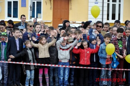 Сотні дітей долучилися до флешмобу з безпеки дорожнього руху