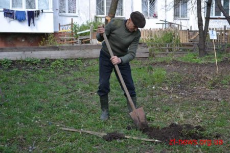 Житомиряни активно долучаються до весняного прибирання